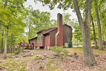 Mökkimajoitus Relaxing Eagle Rock Resort Home   1 Block To Lake!