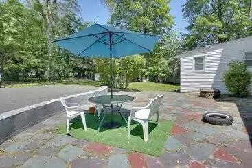 コテージ Relaxing New York Home W/ Boat Dock & Lake View!