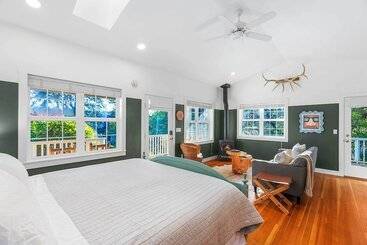 Сельский дом The Hammersley  Luxury Waterfront Estate!