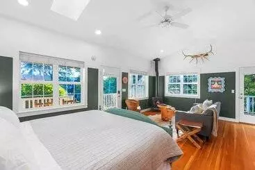 Mökkimajoitus The Hammersley  Luxury Waterfront Estate!