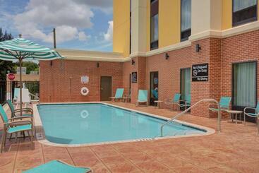هتل Hampton Inn & Suites Tampa Busch Gardens Area