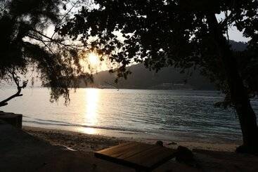 בית מלון כפרי The Barat Perhentian Beach Resort