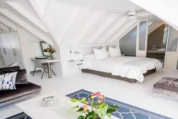 פנסיון Admiralty Beach House