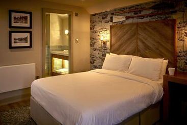 The Boathouse Inn & Riverside Rooms