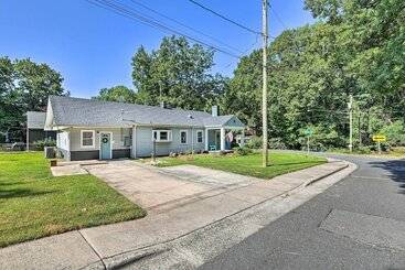 کلبه Chic Charlotte Retreat < 3 Miles To Downtown!