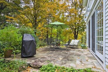 Gîte Rural Classic Roxbury Home W/ Picturesque Backyard!