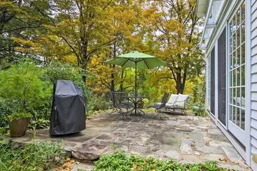Mökkimajoitus Classic Roxbury Home W/ Picturesque Backyard!