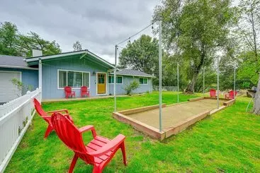 Mökkimajoitus Dog Friendly Oakhurst Home: Walk To Downtown!