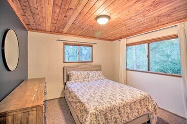 コテージ Peaceful & Idyllic Forest Cabin W/ Pool Table