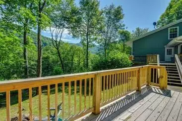 Mökkimajoitus Pet Friendly Home W/ Deck + Mountain Views!