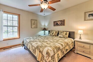 별장 Pet Friendly Home W/ Deck + Mountain Views!