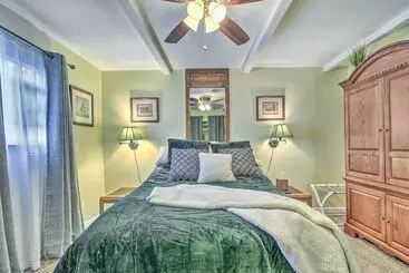 Mökkimajoitus Pet Friendly Taylor Home W/ Backyard Oasis!