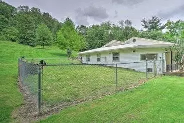 Mökkimajoitus Quaint Zanesville Home W/ Game Room & Yard!