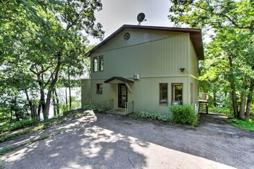 コテージ Waupaca Lakefront Home W/ Pool Table & Dock!