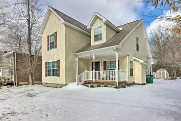 コテージ Bright Tobyhanna Home W/ Hot Tub & Fire Pit!