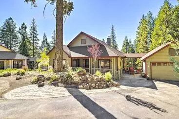 Mökkimajoitus Charming Chester Home W/ Furnished Porch!