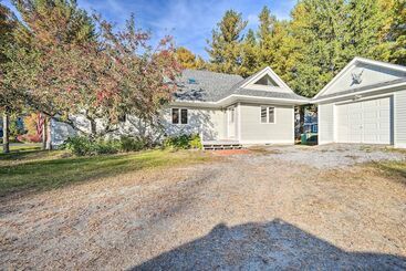 Casa Rural Cozy Getaway: Private Hot Tub, Near Skiing!