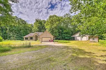 Mökkimajoitus Cozy Whitehall Hideaway W/ Hot Tub + Chiminea!