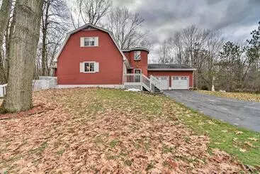 Mökkimajoitus Home On 10 Acres: Perfect For Msu Football Weekend