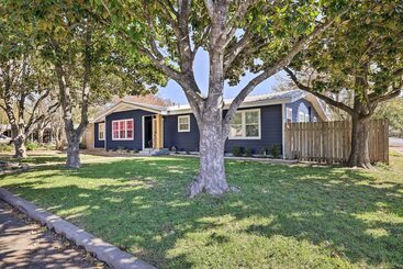 Hus på landet Howdy Haus: Pool + Hot Tub + Outdoor Space