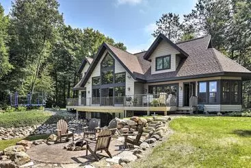 コテージ Lakefront Hayward Home W/ Game Room & Private Dock