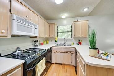 بيت ريفى Lakefront Home W/ Deck In Hot Springs!