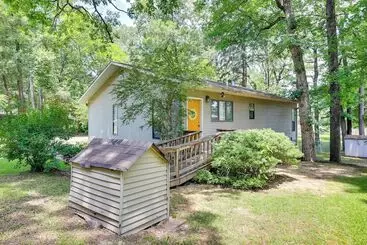 Mökkimajoitus Lakefront Home W/ Deck In Hot Springs!