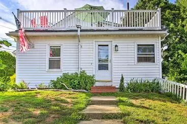 コテージ Walking Distance To Beach: Maine Home W/ Deck!