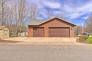 Dom wiejski Mosinee Escape W/ Fire Pit   1 Mi To River!