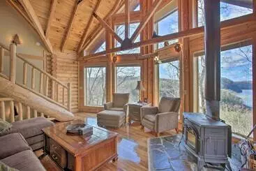 コテージ Petfriendly Highway Log Cabin W/ Lake View!