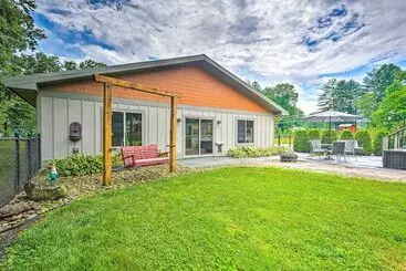 Mökkimajoitus Pisgah Forest Farm Home: Outdoor Pool & Games