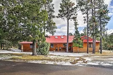 Mökkimajoitus Rustic Alto Cabin W/ Hot Tub, Deck & Fireplace!