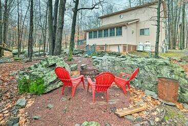 Сельский дом Rustic Pocono Lake Getaway: Ski, Hike, Swim!