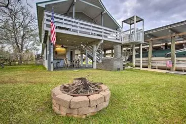 コテージ Springfield Riverfront Cabin W/ Boat Dock!