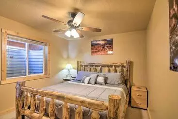 Mökkimajoitus Whistling Woods Cabin: Meadow Views + Gas Grill!