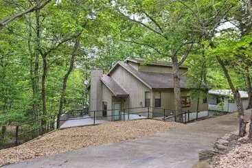 Mökkimajoitus Beaver Lake Retreat W/ Deck & Private Hot Tub