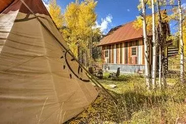 Mökkimajoitus Colorful Cabin W/ Teepee, Fire Pits & Mtn Views!