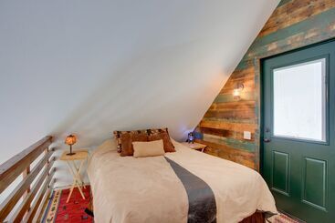 بيت ريفى Colorful Cabin W/ Teepee, Fire Pits & Mtn Views!