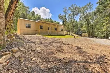 Mökkimajoitus Creekside Cabin Retreat W/ Community Fire Pit