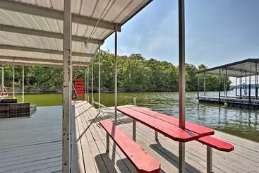 Mökkimajoitus 2 Mi To Margaritaville: Lake Of The Ozarks Home!