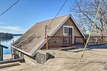 Mökkimajoitus Dock + Slip: Lakefront Linn Creek Home!