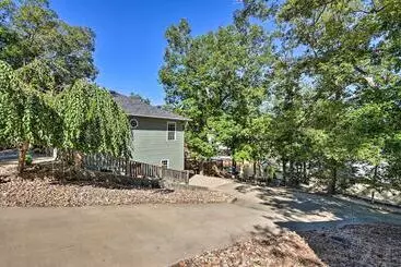 Mökkimajoitus Dock & Jet Ski Slip: Lakeside Sunrise Beach Home!