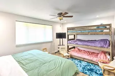 コテージ Lovely Manorwood Home W/ Private Indoor Pool!