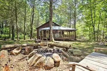 Mökkimajoitus Clearwater Cabin  On 10 Acres W/ Trout Stream!