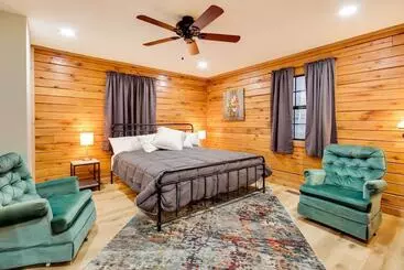 Mökkimajoitus Tranquil Creekside Hideout: Families Welcome!