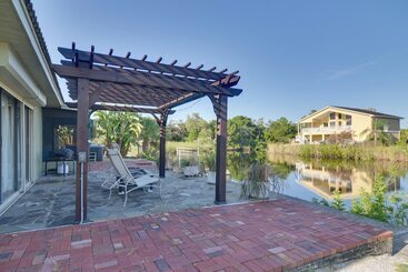 Dom wiejski Waterfront Port Richey Home W/ Hot Tub & Dock!