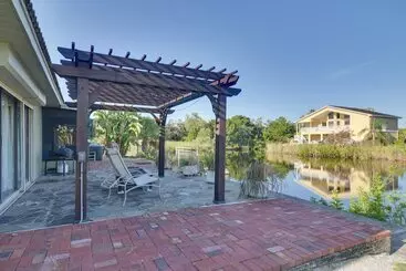 コテージ Waterfront Port Richey Home W/ Hot Tub & Dock!