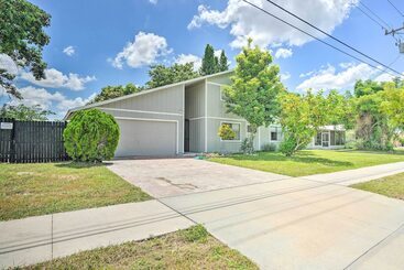 Mökkimajoitus Sunny North Fort Meyers Escape W/ Canal Views!