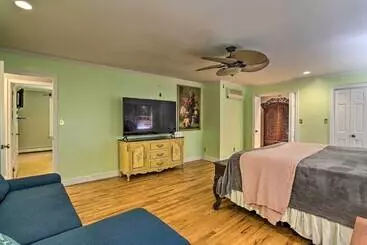 Mökkimajoitus Charming Saylorsburg Retreat W/ Game Room & Patio!