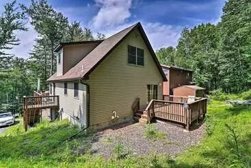 Mökkimajoitus Large Deck + Resort Amenities: Lake Ariel Retreat